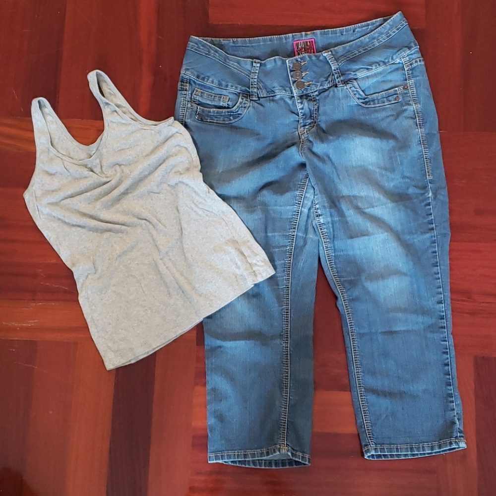 Torrid denim capris with highrise waistband sz 18